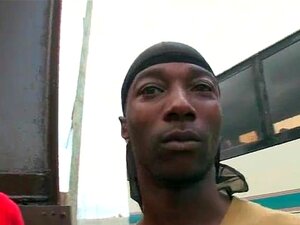 Matón negro montando una verga gay blanca parte 1
