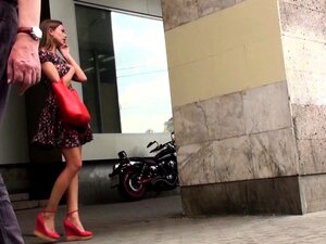 Chica sensual en tacones altos y bragas negras bajo la falda afuera