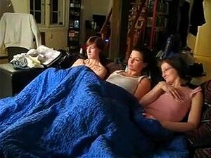 Cuando tres sirvientas están viendo porno