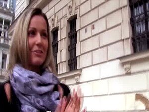 Recogida por una mamada amateur en un lugar público