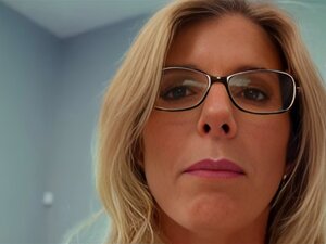 Sumérgete en el placer pecaminoso de presenciar a la seductora MILF,