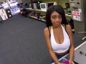 Tetas enormes y una mujer negra es follada