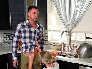 La madrastra chupa la polla de su novio en la cocina. La madrastra