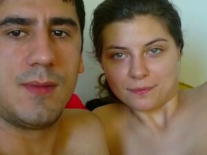 Amantes desnudos jugando emocionantes juegos de sexo de pareja