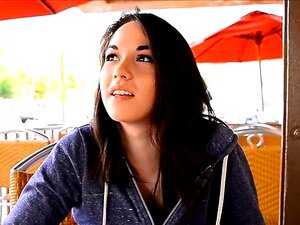 Belleza acaricia coño mojado. Mira a una chica muy atractiva para el