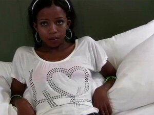 TeenyBlack Schoolgirl ébano Nevaeh recibe una facial interracial
