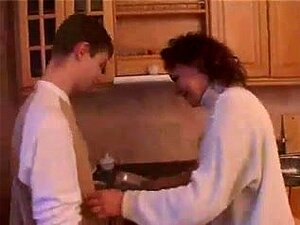 Madrastra y hijastro tienen sexo en la cocina,