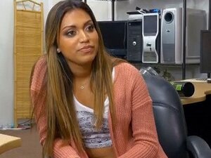 La belleza latina Nicole Rey chupando polla en la oficina de empeño