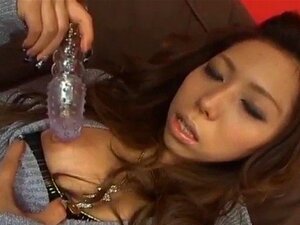 Misa Tsuchiya usa juguetes sexuales para los orgasmos