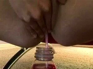 Chica tetona folla y chupa una enorme polla negra monstruosa