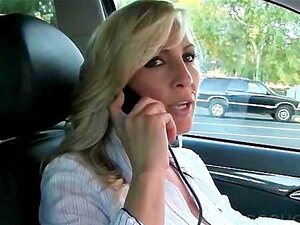 Caliente y linda posando sexy para una lesbiana cougar