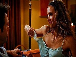 La seductora y elegante Jessica Alba cumplirá tus fantasías más
