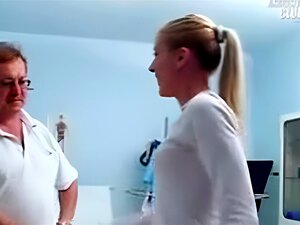 Descubre el lado travieso de la consulta médica mientras un