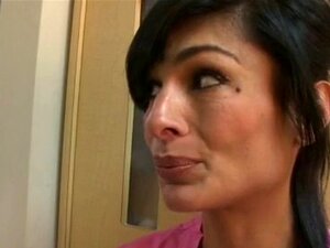 Odontólogos dominantes invalidan a un tipo desnudo. Los dentistas