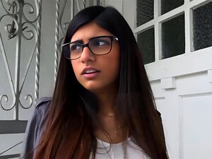 MIA KHALIFA - Sexo interracial con una chica árabe triste y tipos