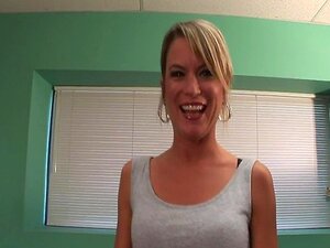 Rubia amateur sexy frotándose el coño