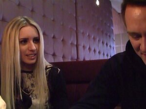 Nika Star en jenny es una rubia que disfruta de un video porno de