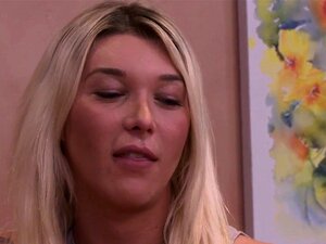 Belleza trans seductora perforada y facializada