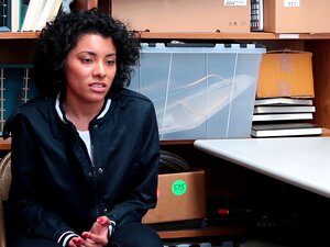 La chica ladrona Maya Morena está en la oficina con el oficial de LP