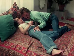 Sumérgete en el encanto del erotismo vintage mientras la seductora