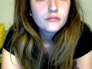 Chica amateur de cámara juega con su coño