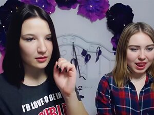 Sumérgete en la pasión ardiente entre dos chicas sensuales, que se