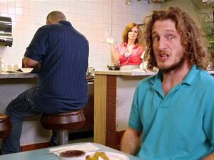 Camarera pelirroja Milf follando en el trabajo. Después de la cena en