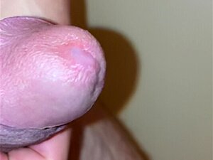 Frotando precum en la cabeza de mi polla mientras bordeo lentamente