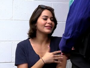 Nicole Aria, una morena sensual y problemática, intenta robar en un