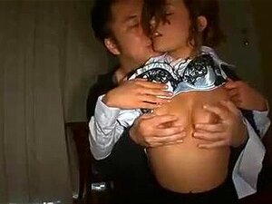 Azafata caliente follada por un hombre asiático