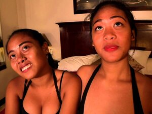 Hermanastras tailandesas de grandes tetas chupan y follan una gran