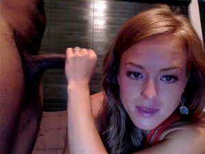 Chica blanca recibe una polla negra y se corre en la cara