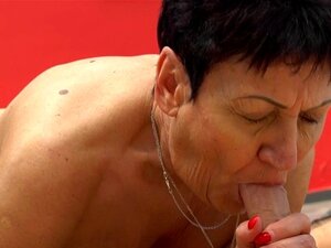 La abuela se llena la boca. La abuela que chupa pollas se llena la