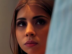 El abuelo calvo intenta encontrar el lugar de una linda g para el