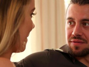 Hotwife recibe una corrida de un extraño adentro