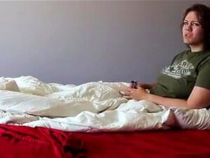 Chica gordita haciendo juego de rol con...,