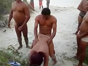 Experimenta un placer intenso en una paradisíaca playa mientras estos