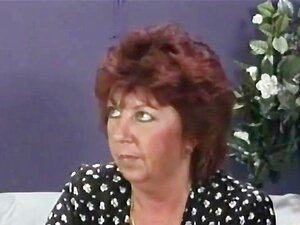 Abuela se vuelve lesbiana con una MILF sexy