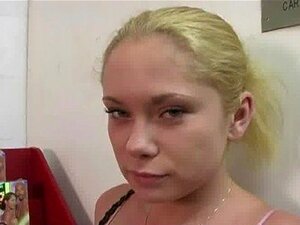 Iniciaciones en Gloryhole - Chupada de polla amateur 20