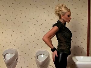 Los grandes mangos de la puta vislumbrados en un gloryhole chupando