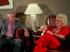 Sexo grupal con milf rubia