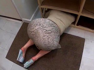 Tu madrastra se queda atascada y tú le follas el coño (POV)