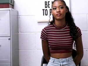 Rapidito con sospechoso negro caliente en la oficina