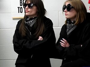 Dos bellezas atrapadas jugando y tratando de robar artículos de la