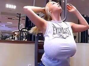 Gimnasio con grandes tetas entrenando