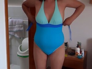 Regreso de la playa concupiscente y me masturbo frente al hijastro de