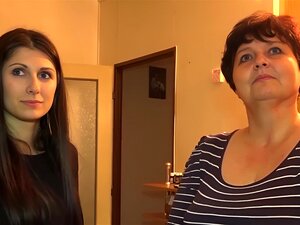 VIEJA NIÑERA - OMAHUNTER cutie lesbiana Recogiendo Amante Maduro De