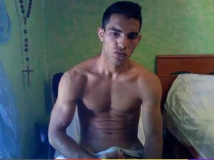 Tipo en forma pajeándose