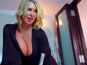 Madrastra perversa que me gustaría follar (Leigh Darby) con grandes