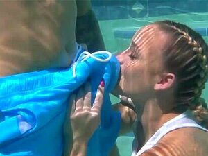 Mamadas bajo el agua y sexo con una hermosa Alexis Monroe